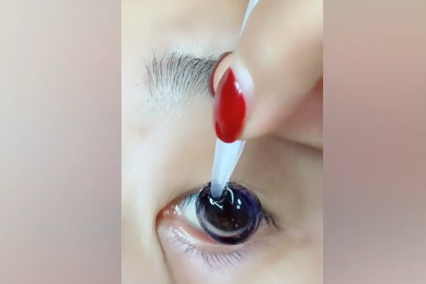 美瞳怎么戴