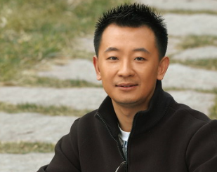 终于“藏”不住了，黄海波老婆曝光，她为什么会嫁给身陷丑闻的黄海波？