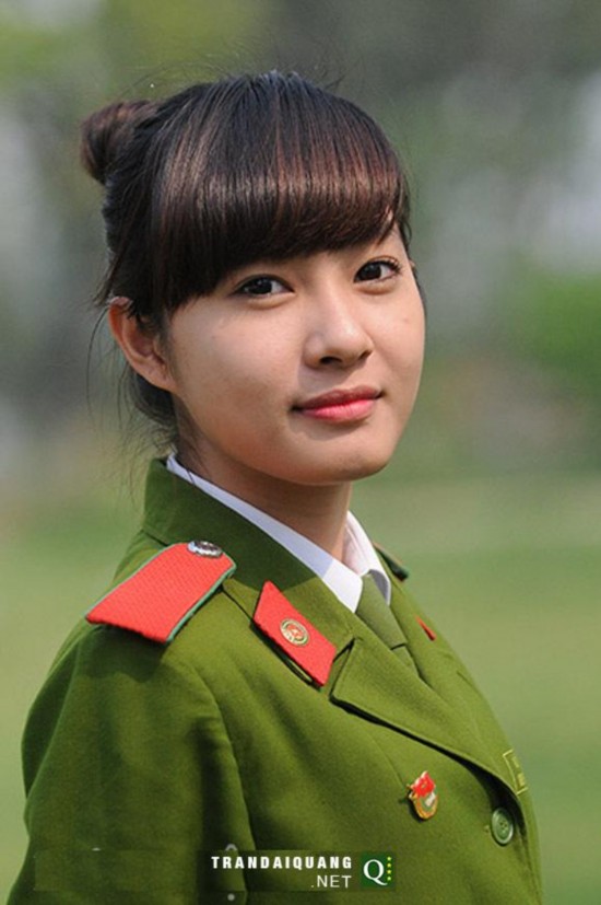 谁能给我一个漂亮的女兵图片