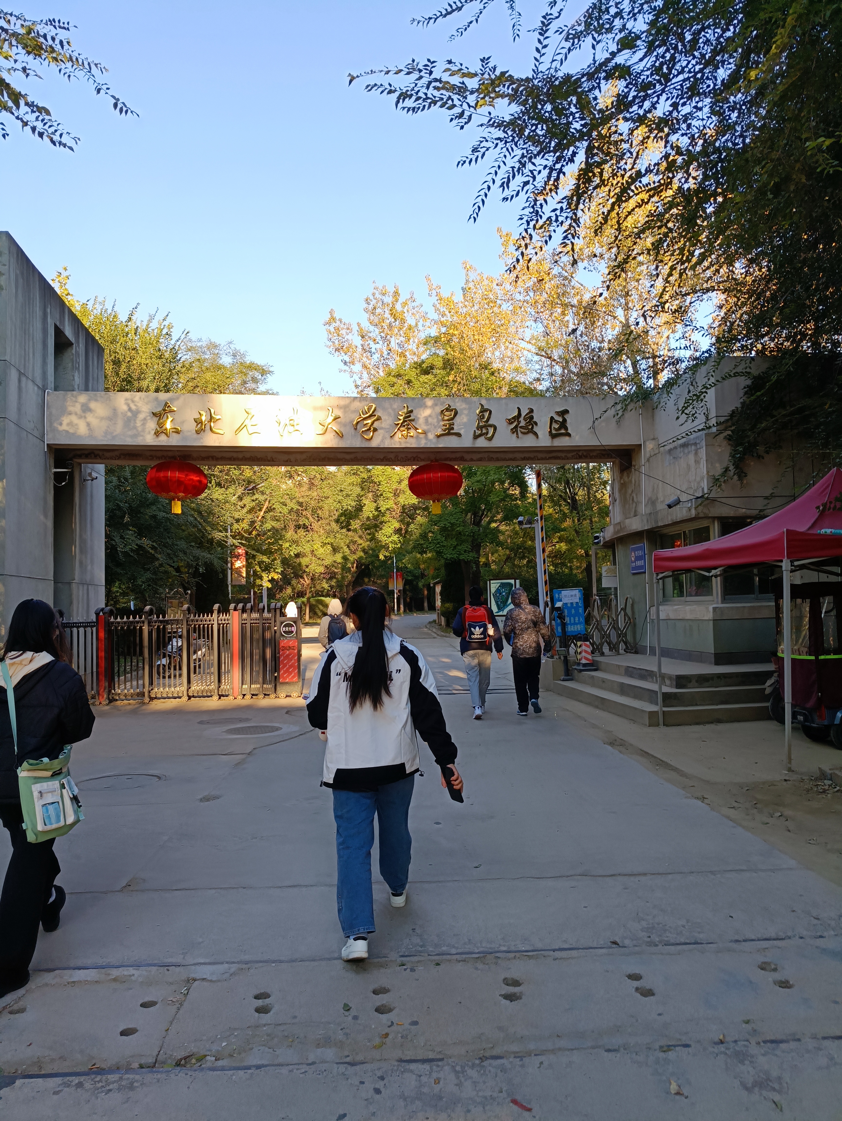 东北石油大学秦皇岛校区怎么样？有照片吗？