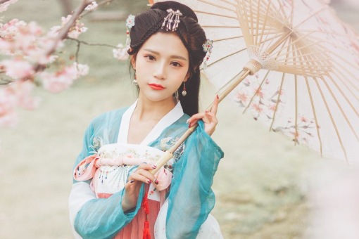 公子是你吗撑伞接落花是什么歌