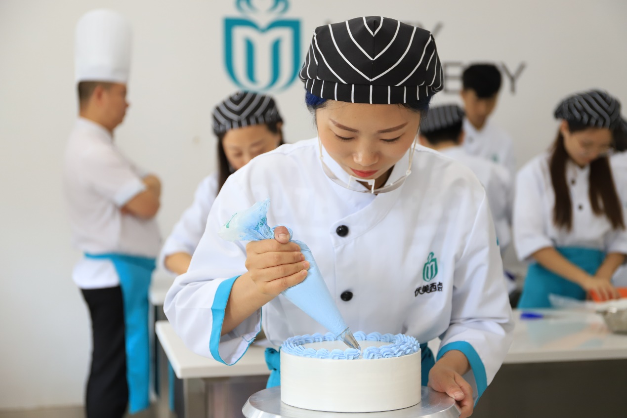 女生学西点师要学多久，西点师工资高吗