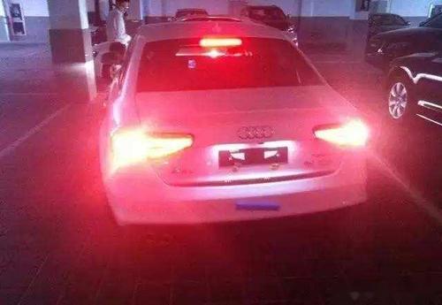 汽车什么时候使用危险报警闪光灯？