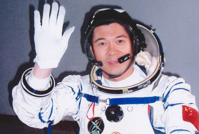 神舟七号负责太空漫步的宇航员是谁？
