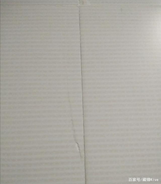 新房住进去不久，卫生间墙砖边缘开裂，掉皮是怎么回事，怎么办？