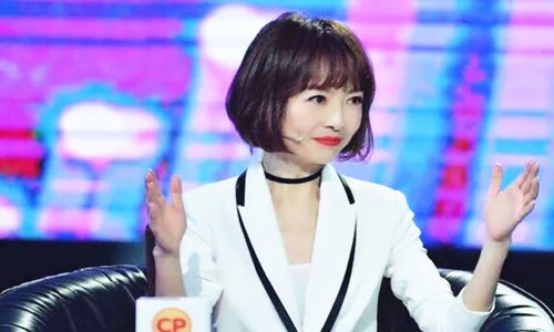 老爹裤配牛仔装，“大头娃娃”鲁豫如何穿出匀称魅?