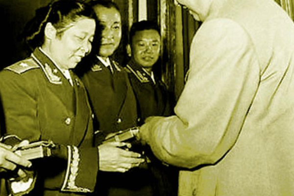 一级解放勋章授予中国人民解放军第一位女将军是谁？