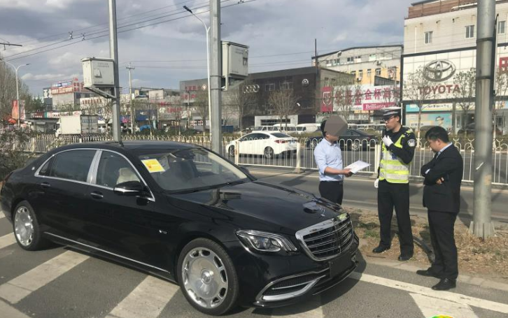 无牌迈巴赫走公交道被扣司机怎么说？