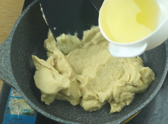 月饼里的莲蓉是什么?怎么做的？