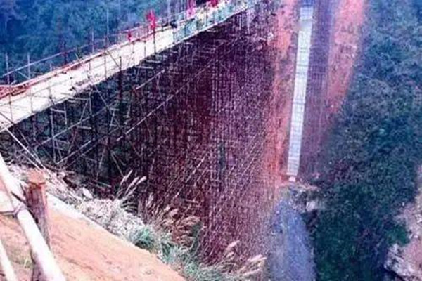 天津一铁路桥坍塌致7死5伤，造成事故的原因是什么？