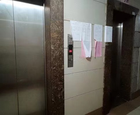 小区保安回应男孩被困电梯坠亡，电梯老化严重物业为何不修呢？