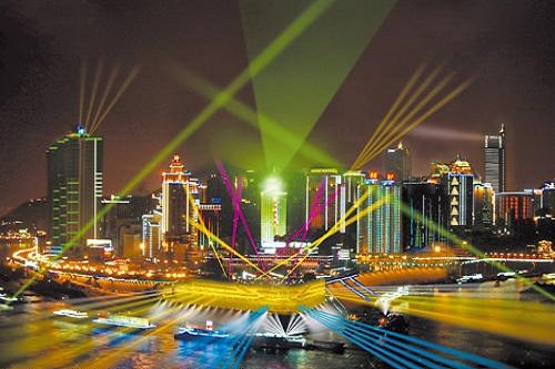 为什么探照灯的灯光是平行照射出去的？