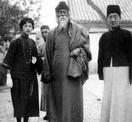 泰戈尔1913年，因《 》而获得诺贝尔文学奖