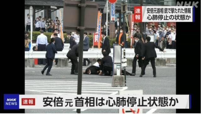 安倍听到第一声枪响后曾回头看，现场还有哪些细节值得关注？
