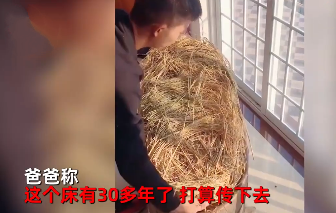 安徽一位爸爸拿出39年前的摇床给宝宝睡，那个年代的摇摇床长什么样子？