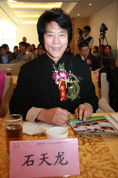李小龙双截棍打乒乓球的视频是真的吗