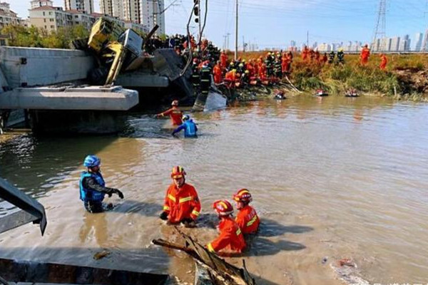 天津一铁路桥坍塌致7死5伤，造成事故的原因是什么？