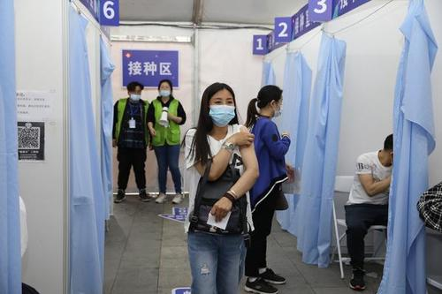 1小时打疫苗60人护士手磨出血，如今打疫苗的形势很紧张吗？