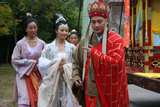 怎样理解悄悄问圣僧，女儿美不美这句歌词？