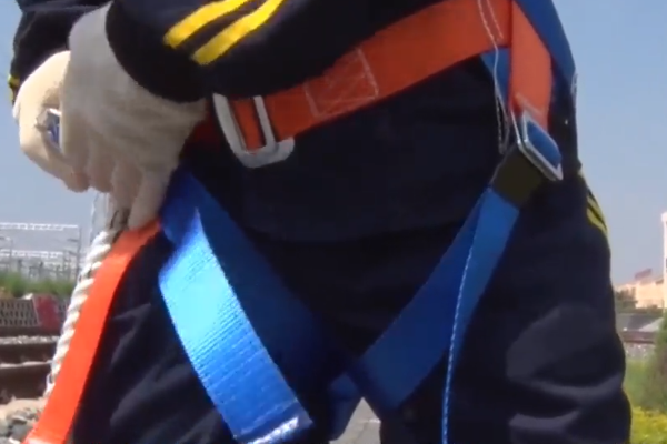 高空安全带怎么系图解