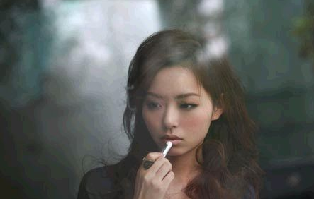 一个男歌手唱的歌，声音有些沙哑。是个伤感歌曲。求歌名！！！歌词中间有你会不会想起我 ……我还是
