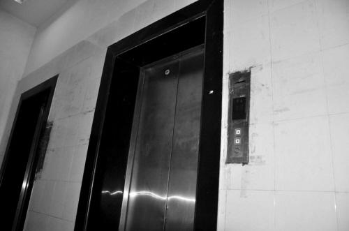 小区保安回应男孩被困电梯坠亡，电梯老化严重物业为何不修呢？