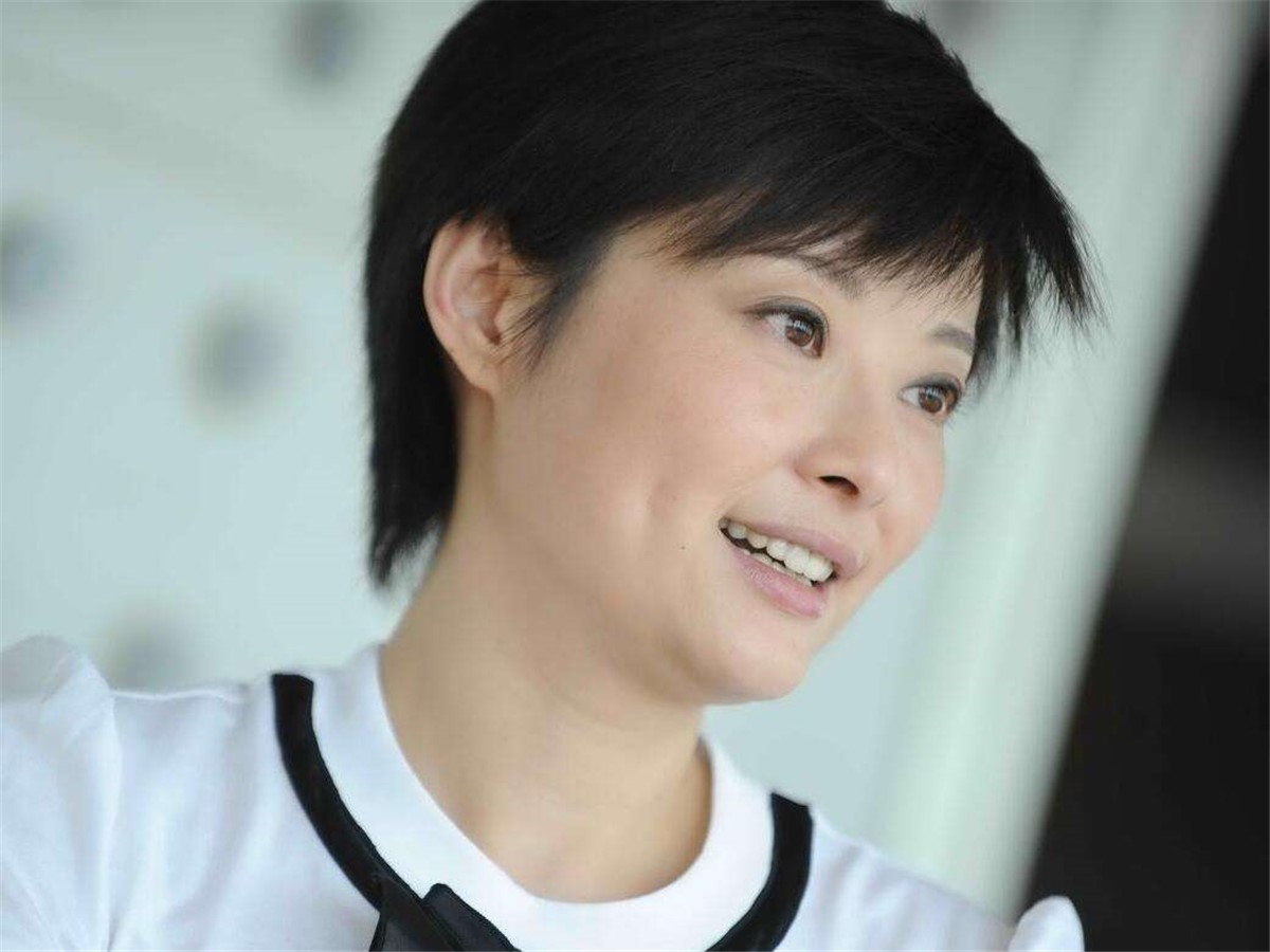 袁立参加华表奖穿透视装，令人惊讶，工作生活中你会注意穿衣得体吗？