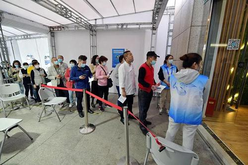 1小时打疫苗60人护士手磨出血，如今打疫苗的形势很紧张吗？