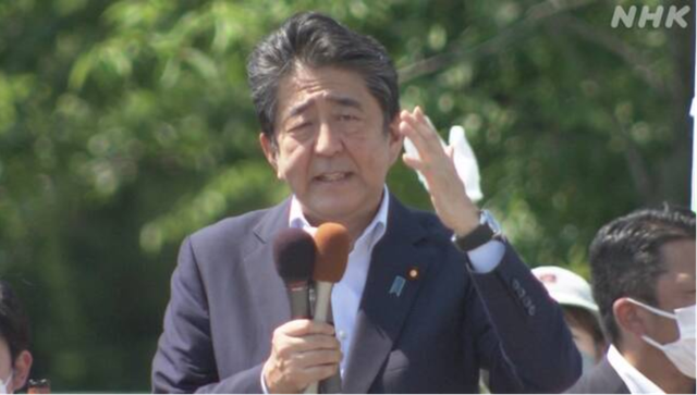 安倍听到第一声枪响后曾回头看，现场还有哪些细节值得关注？