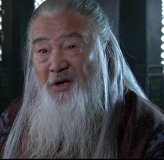 新三国 袁术身边的那位白发谋士叫什么名字？