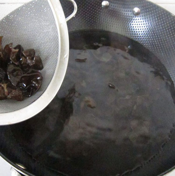 黑木耳一天吃多少算适量？该怎么吃法？