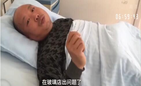 徒手刨玻璃救人现在怎么样了？