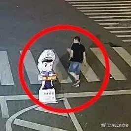 男子殴打卡通交警,是违法行为吗？