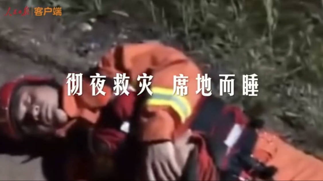 你是如何看待百姓冒雨追车送抗洪战士熟鸡蛋这种行为的？