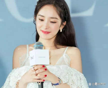杨幂拍摄时肩带突然滑落，下意识摆出的姿势太绝了，你看出来了吗？
