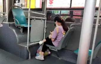 榆林一女生公交上摘口罩喝水遭司机辱骂殴打，这位司机这么做合适吗？