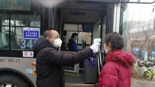 榆林一女生公交上摘口罩喝水遭司机辱骂殴打，这位司机这么做合适吗？