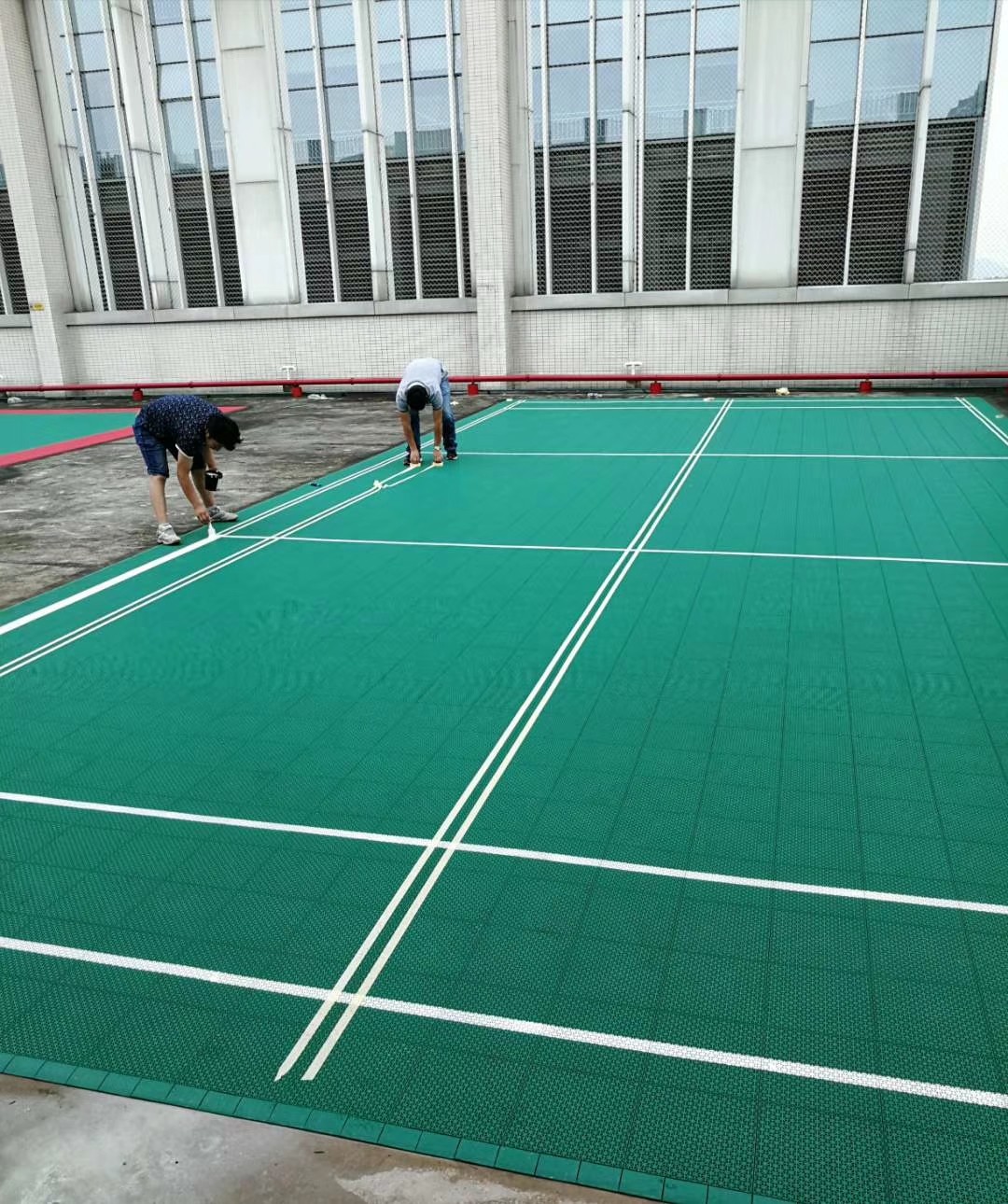 一个羽毛球场地地胶多少平米什么价格