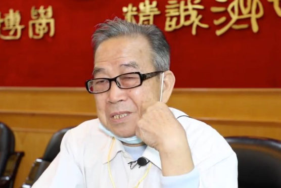 八旬退休教授为贫困生捐70万，但他一件衬衫穿了18年，他为何要这么做？