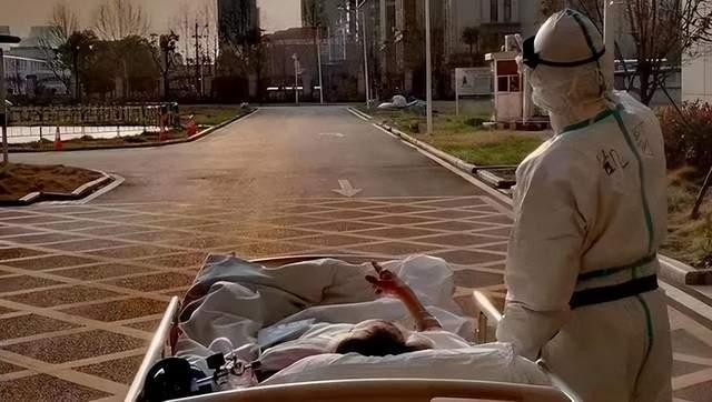 榆林一女生公交上摘口罩喝水遭司机辱骂殴打，这位司机这么做合适吗？