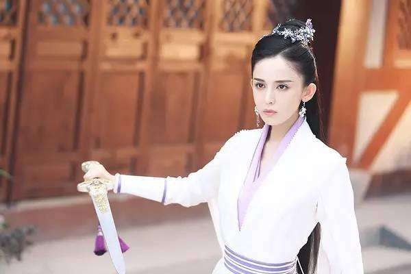 古力娜扎为什么一出道就被黑的那么惨？
