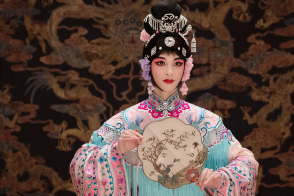 《鬓边不是海棠红》的剧名有什么深意？
